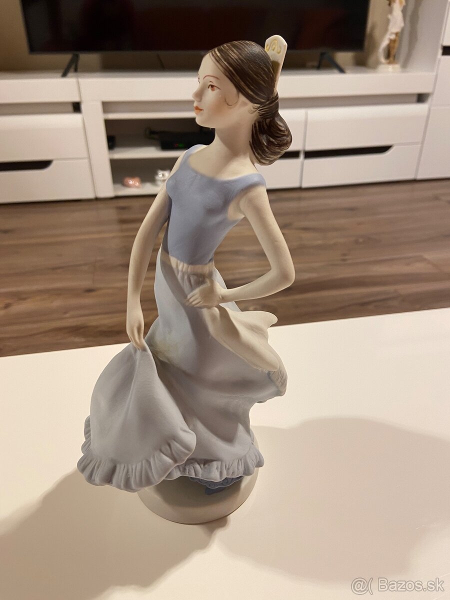 Elegantná dáma v modrých šatoch - 2