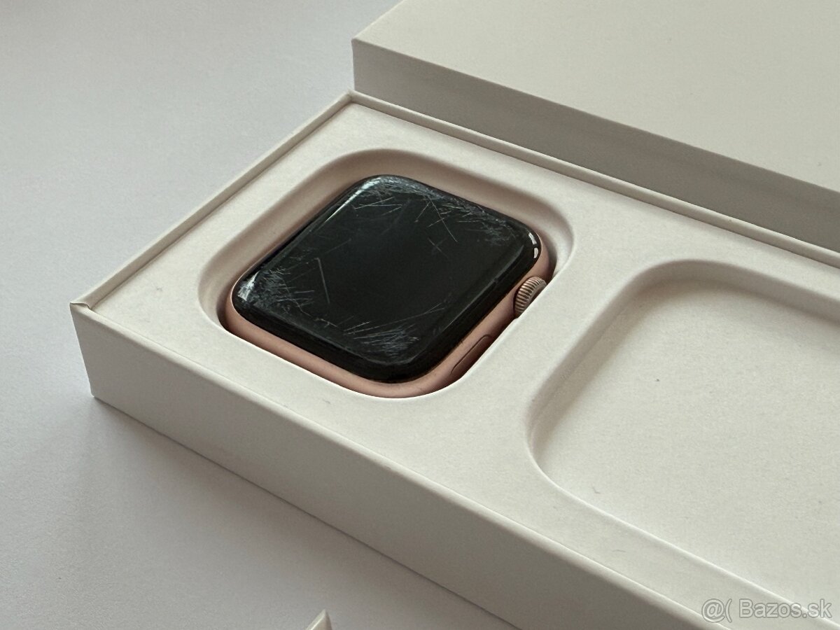 Zlaté Apple Watch 6 - 44mm - 2