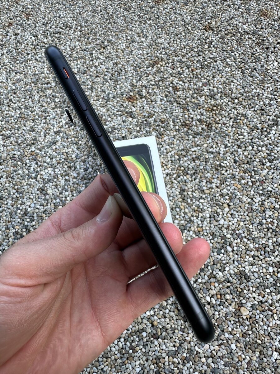 IPhone SE 2020 - baterie 100% - 2