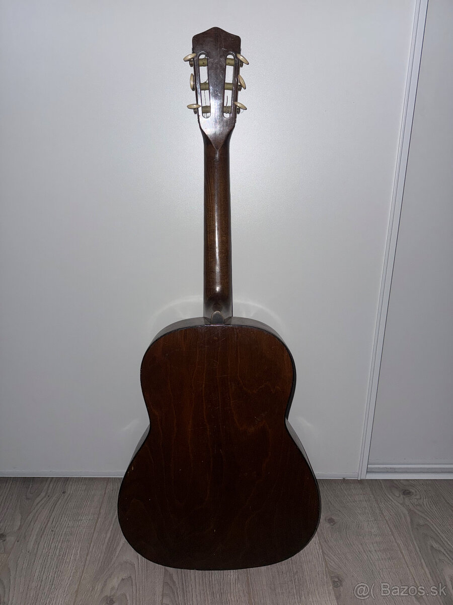 Staršia akustická gitara - 2
