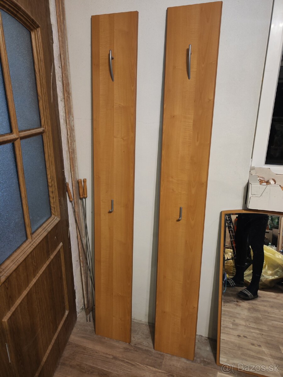 Zrkadlo a vešiaky - 2