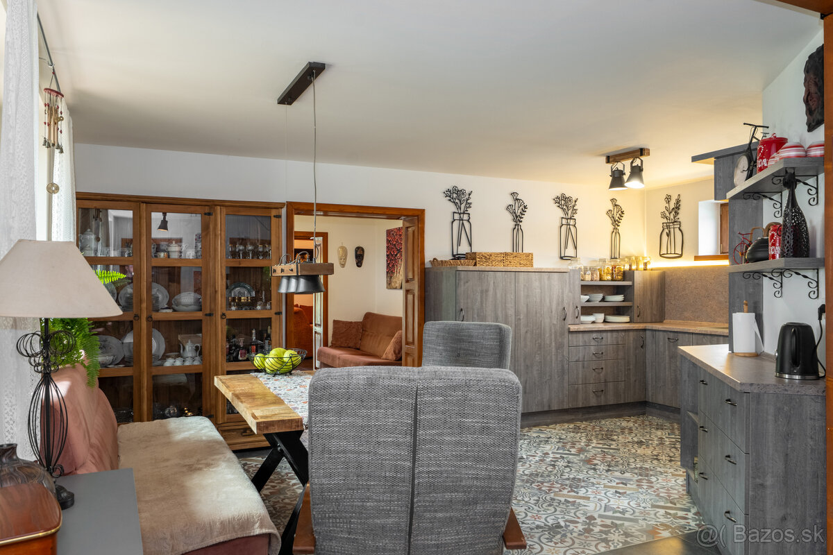 Zrekonštruovaný dom s bazénom a veľkým pozemkom | Podlipníky - 2