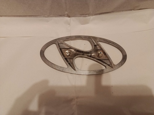 predny znak hyundai 17x8,5 cm 30€ - 2