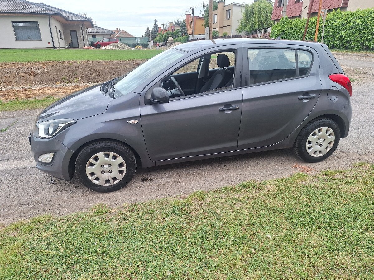 HYUNDAI I20 BENZIN ROK 2013 KLÍMA - 2