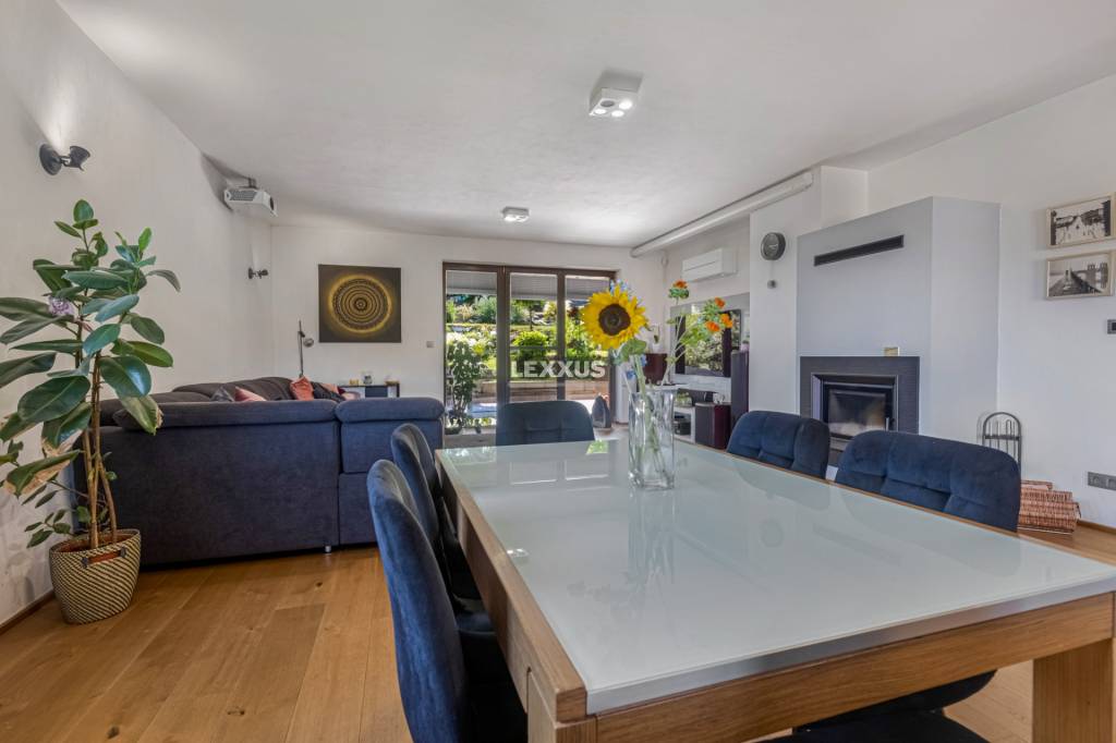 | Veľkorysý 8-izbový rodinný dom s bazénom na Zvončekovej ul - 2