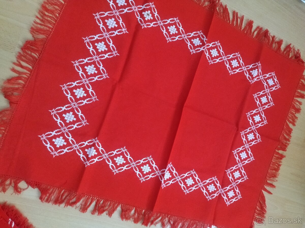 Vyšívaný obrus - 2
