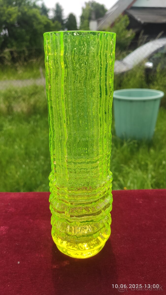 váza s dekorem uranové sklo - 2