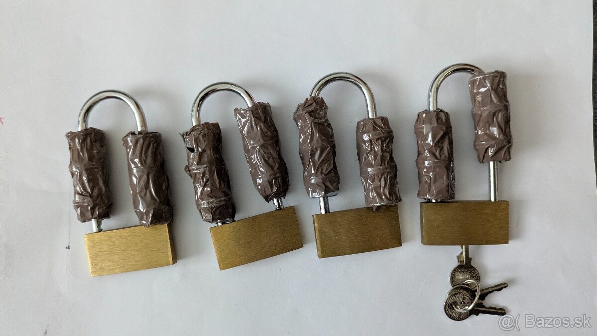 4x visiaci zámok - 2