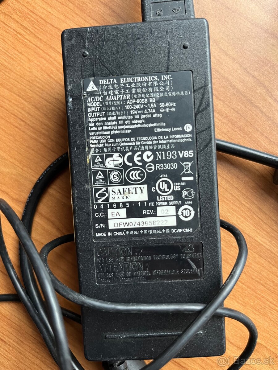 AC/DC adapter 19V 90W pre notebook - 2