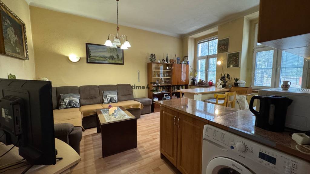 NA PREDAJ 2 izbový byt v historickej bytovke v centre NITRY - 2