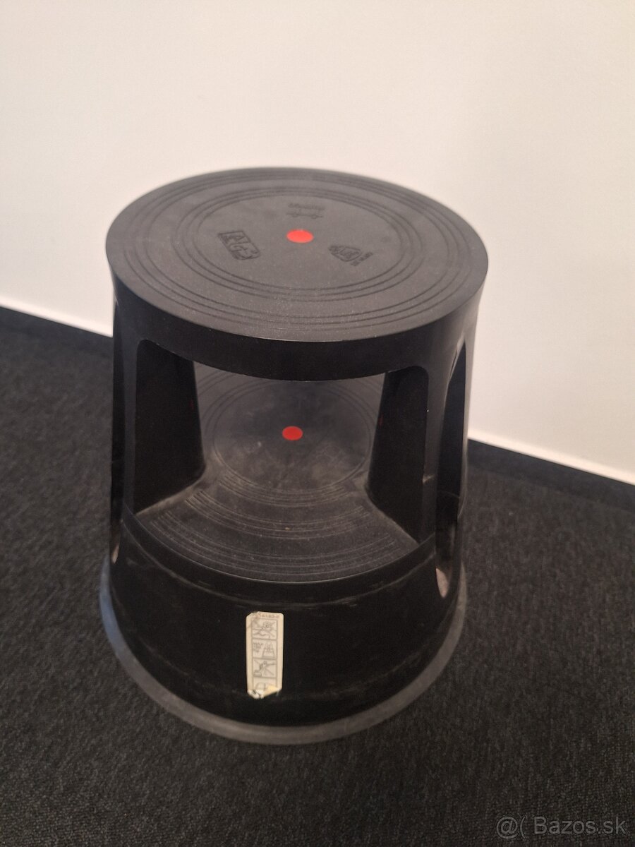 Plastový stupienok na kolieskach – položka 22-24 - 2