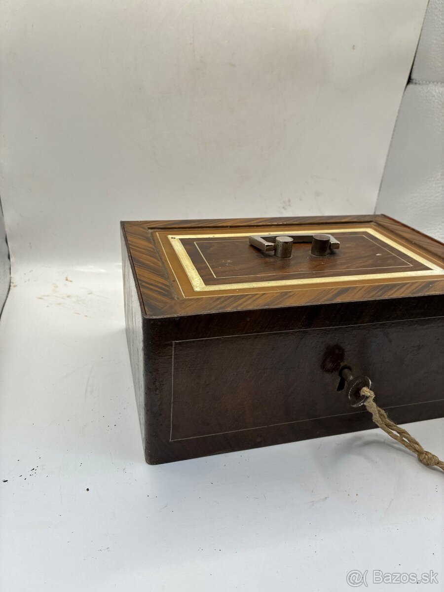 Starožitný kovový trezor - 2