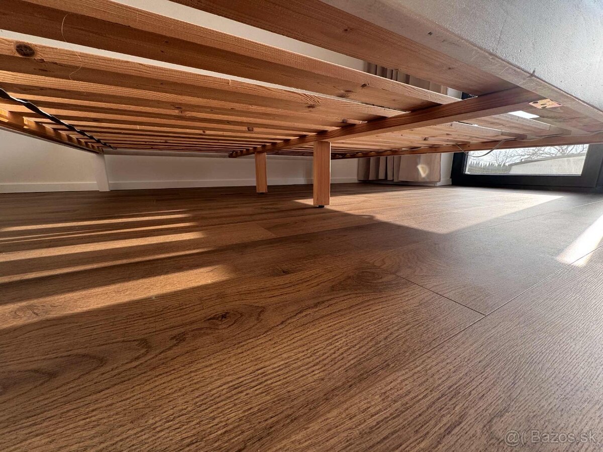 Masívna drevená posteľ - 2