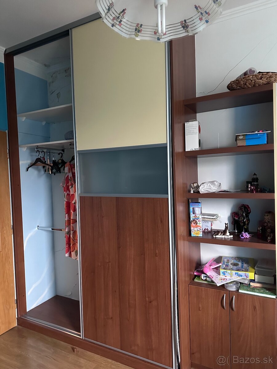 Skriňa značky Komandor čerešňa a vanilka - 2