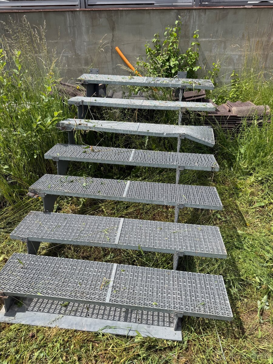 Predám oceľové pozinkované schody - 2