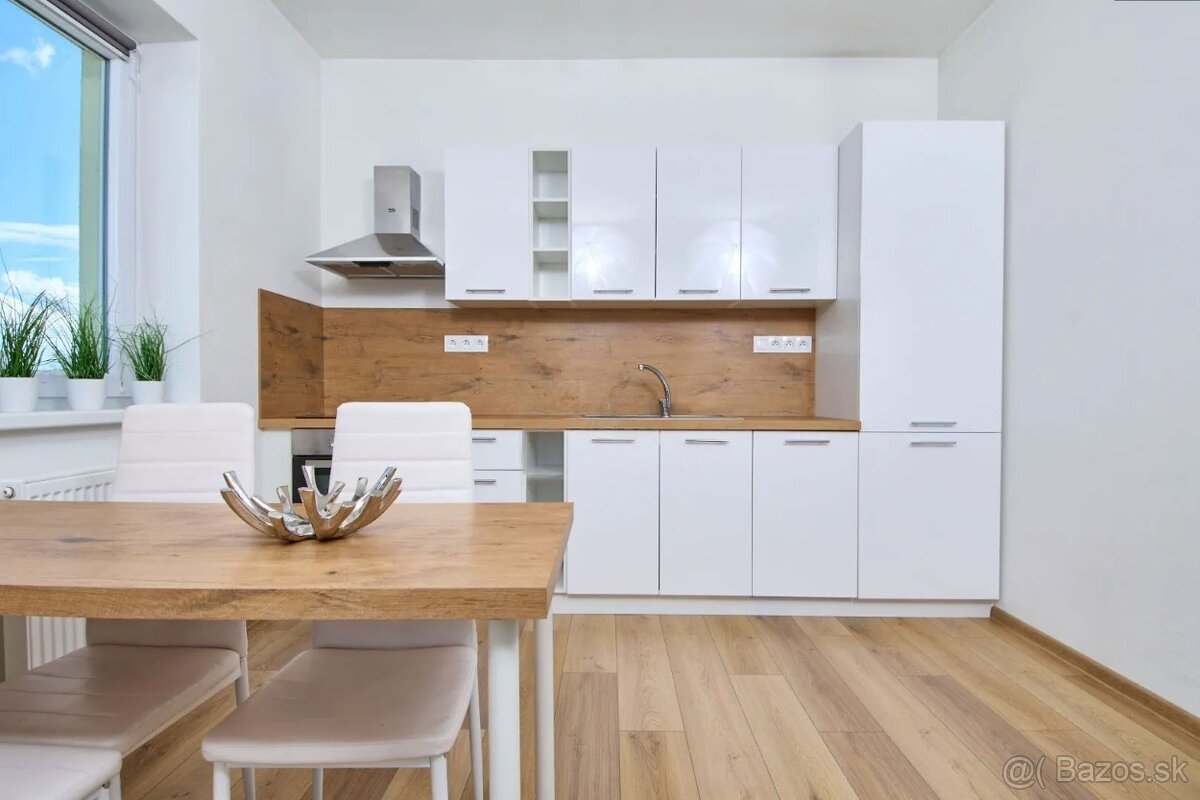 Moderný, komplet zariadený, klimatizovaný 2i byt s parkovaní - 2