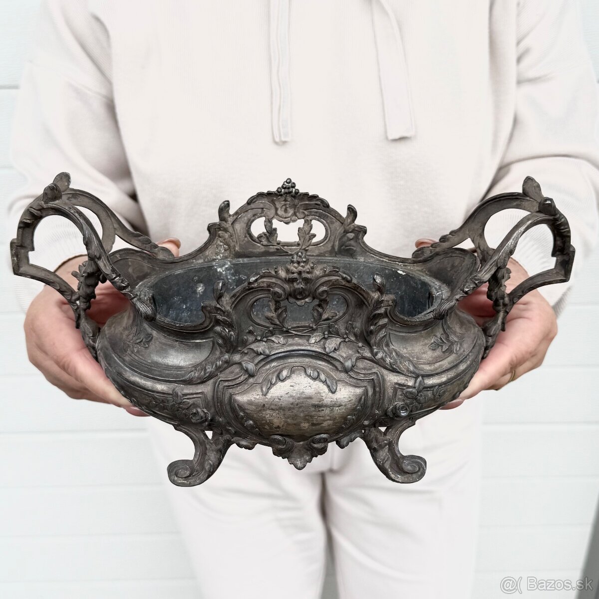 Starožitná zdobená žardiniéra s ružičkama - 2