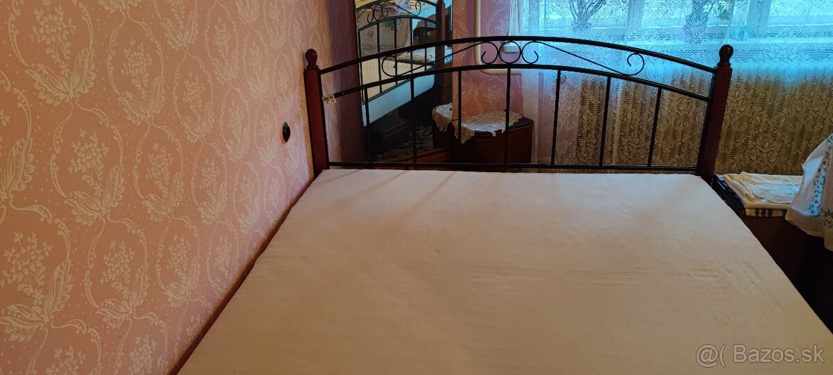 Predám manželskú posteľ s matracom. - 2