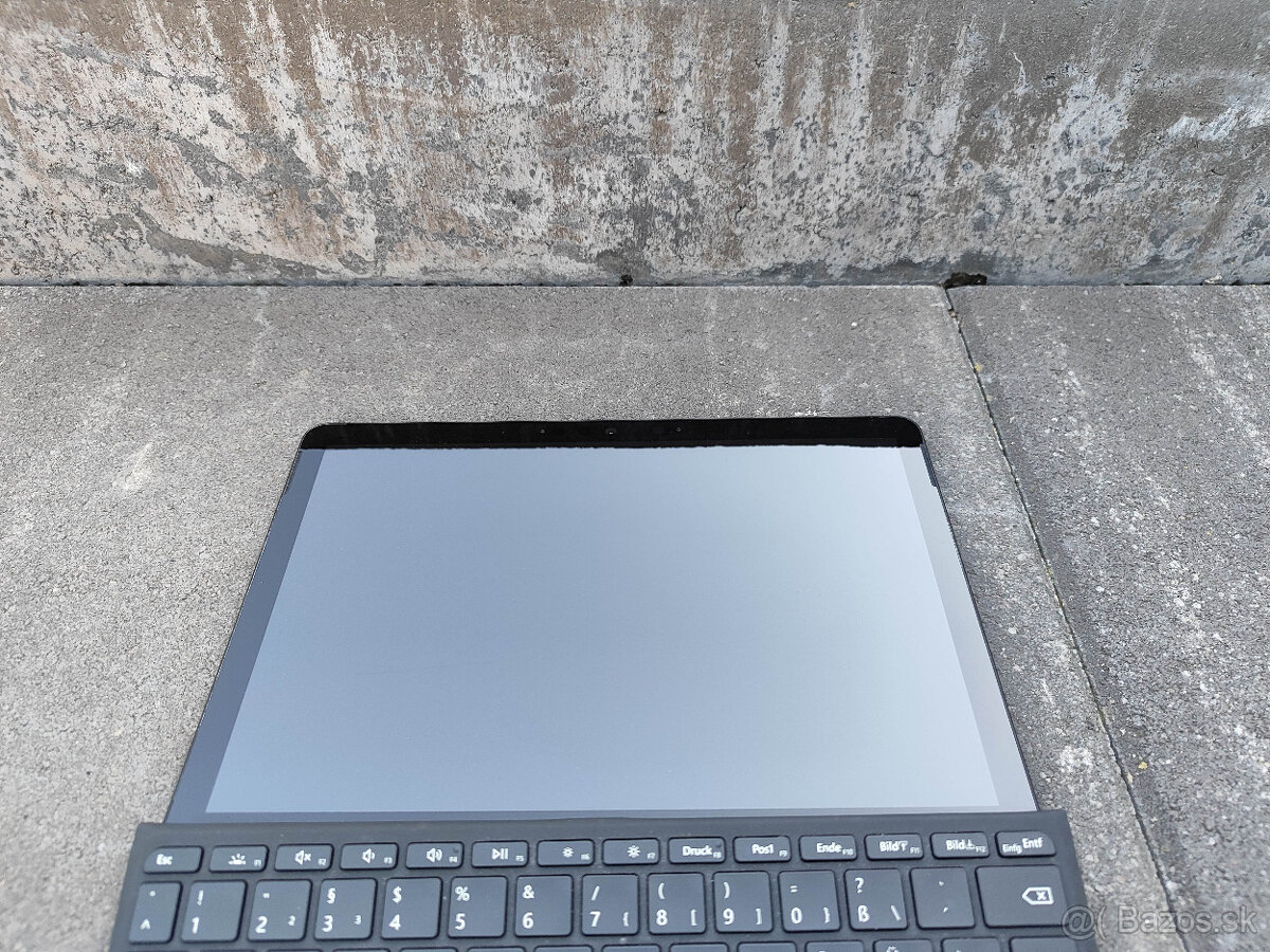 Microsoft Surface GO 3 - 2