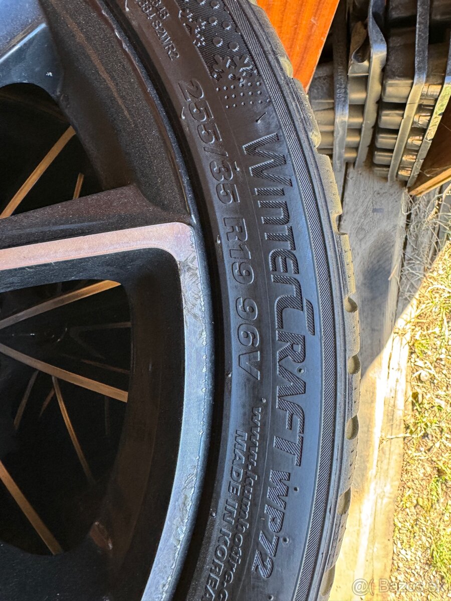 255/35 R19 - 2