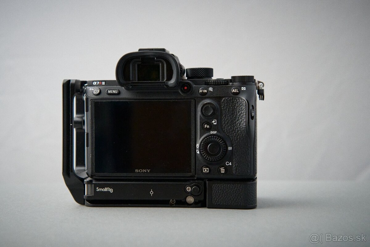Sony A7R3 + L-bracket, SONY baterka, SD karta – TOP - 2