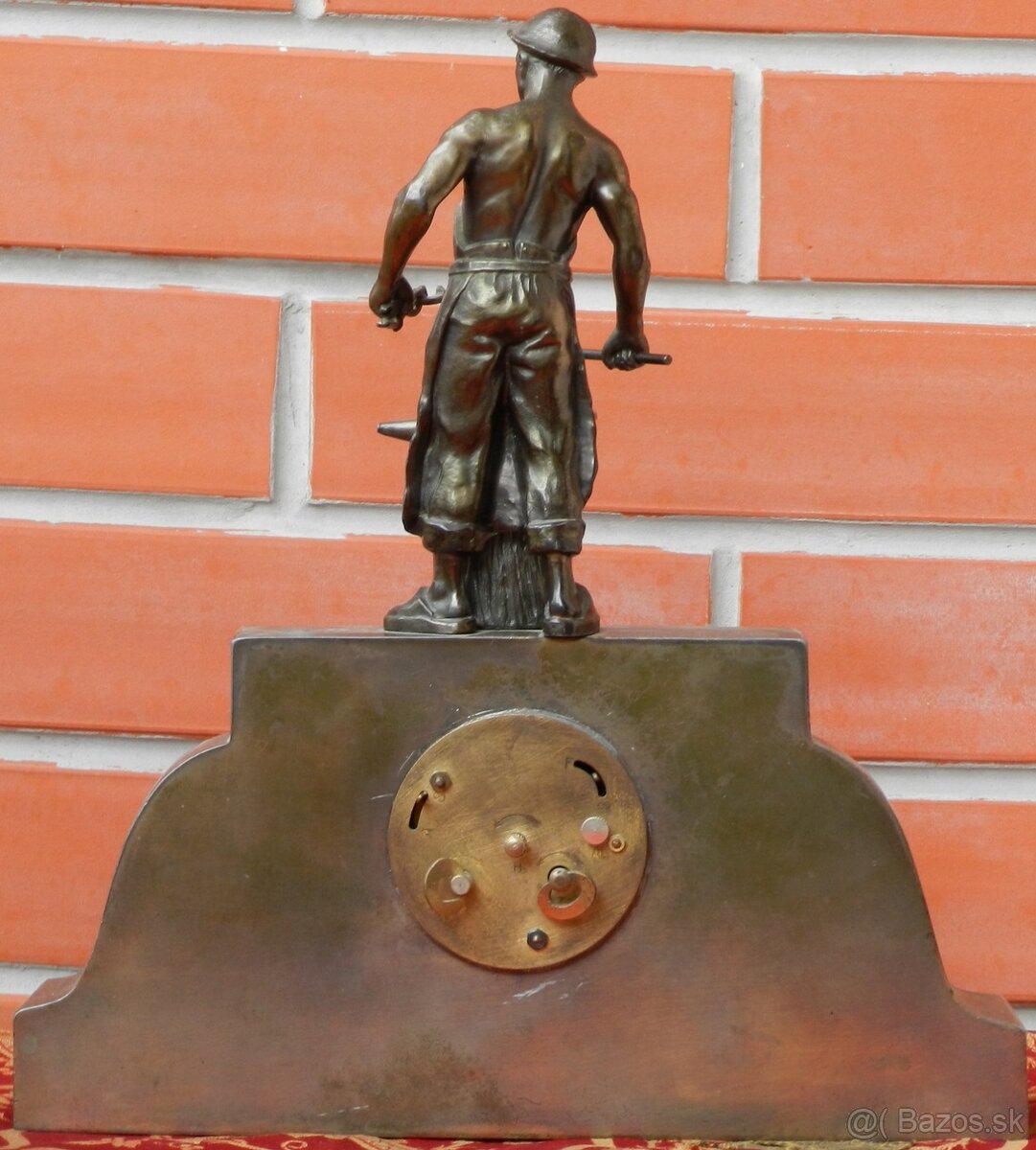 Hodiny z kováčom Čechy 20 roky 20.st. zliatina cínu a bronz - 2