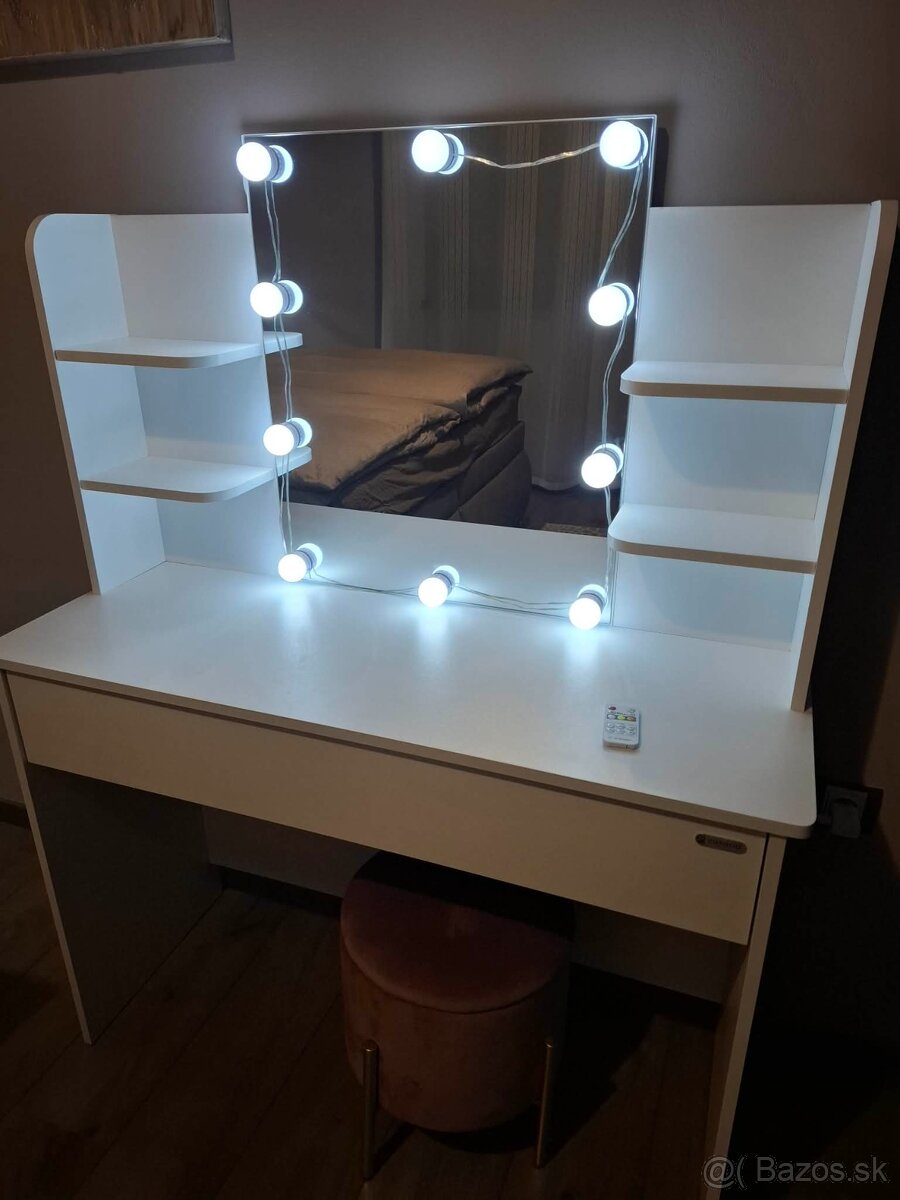 Kozmeticky stolik - 2