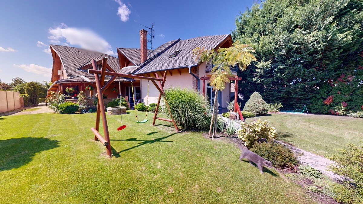 6 izbový rodinný dom s jedinečnou architektúrou,pozemok 1061 - 2