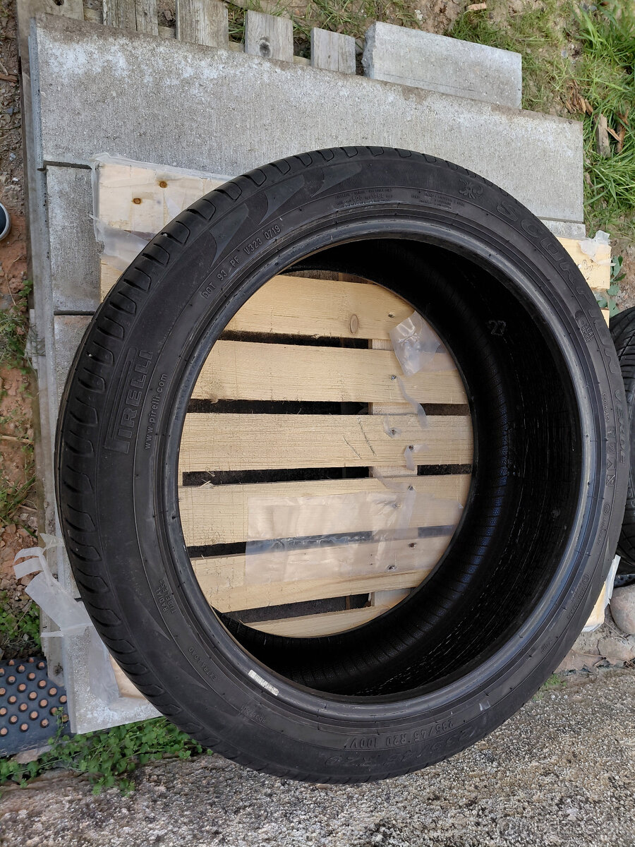 1ks Pirelli 235/45R20 - 2