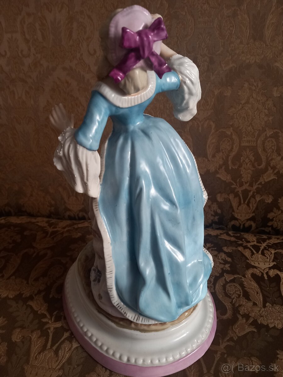 Porcelánová socha- Dáma s listom - 2