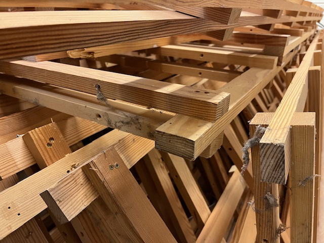 regále stojky masív - 2