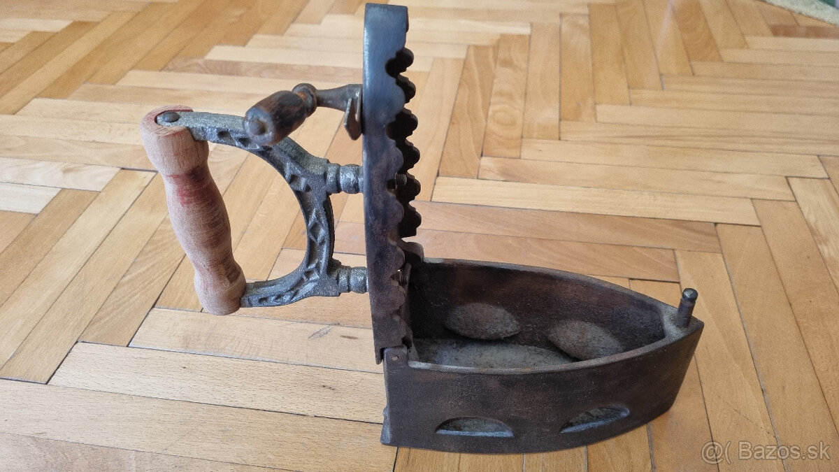 stará liatinová žehlička na uhlie - 2