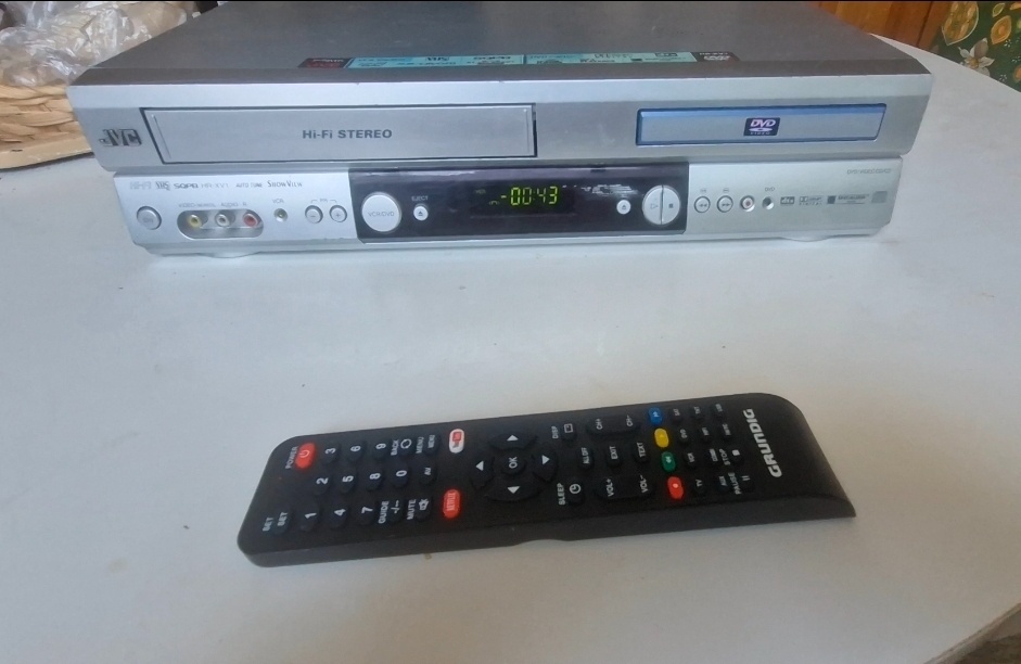 2 v1 Hi-Fi stereo JVC . DVD VHS videorekordér combo - 2