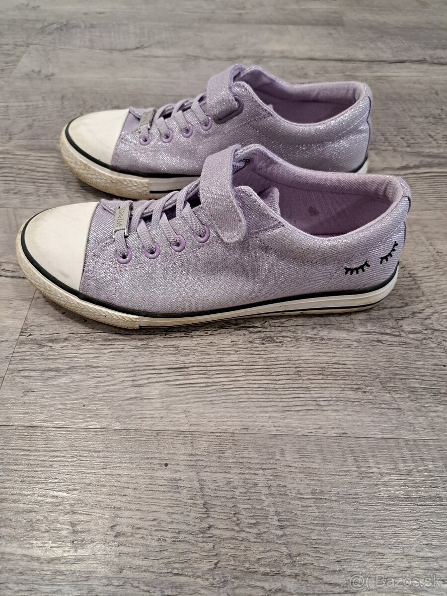 Detské fialové tenisky. - 2