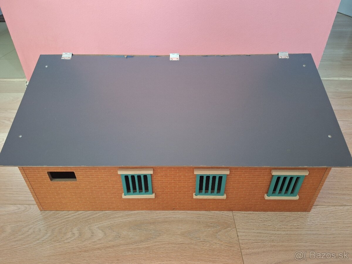 Drevená veľká stajňa - 2