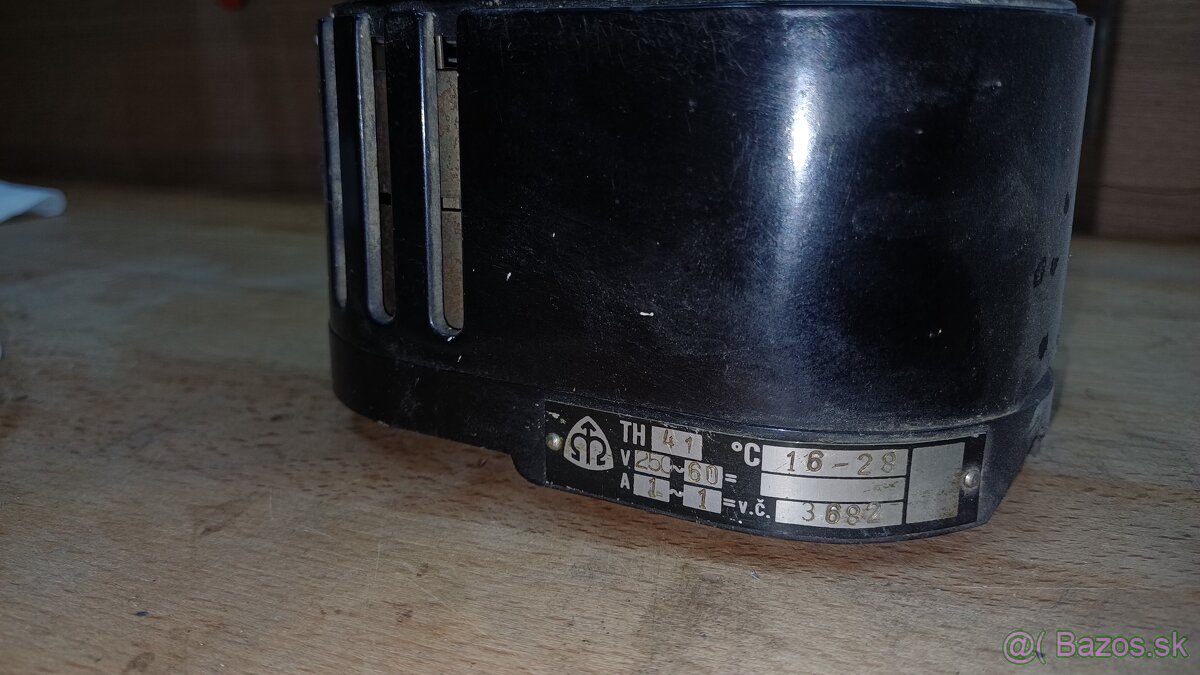 Staré bakelitove elertro veci. - 2