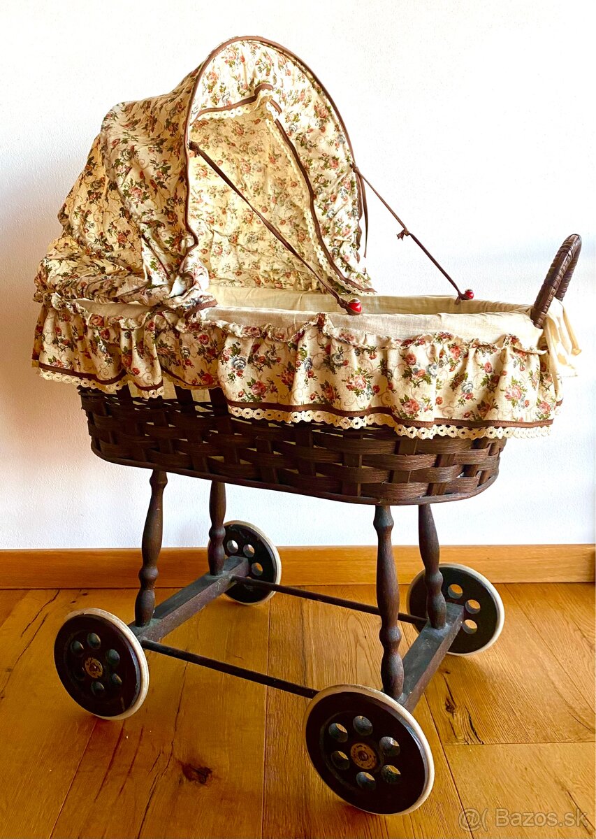 Starý proutěný kočárek - 2