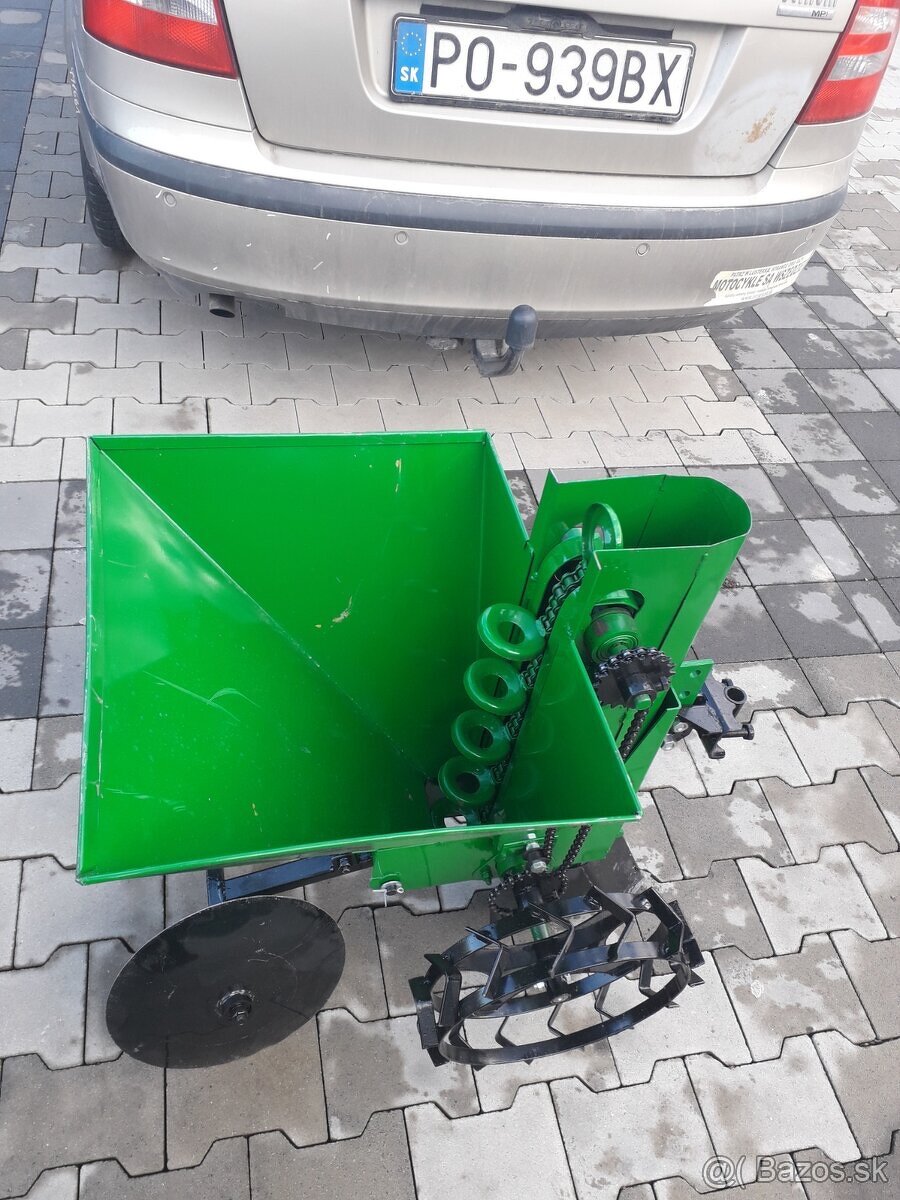 Sadzač Zemiakov. - 2