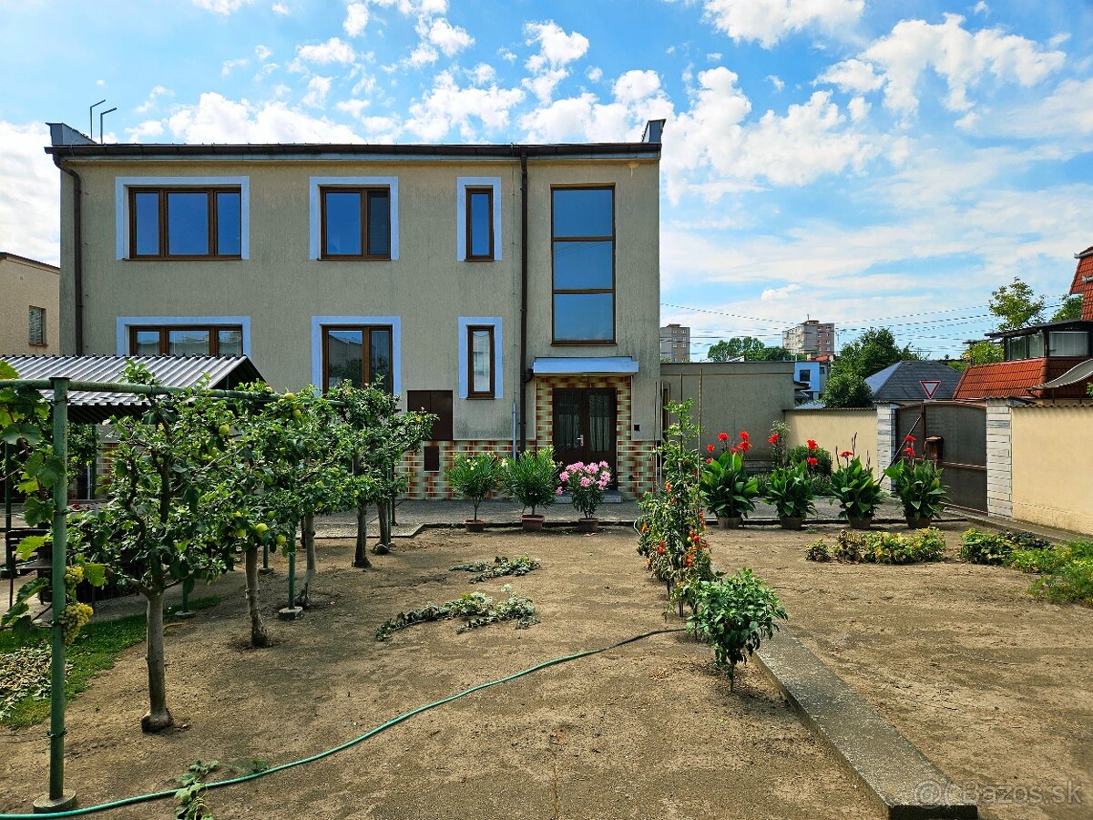 Väčší rodinný dom - garáže pre 4 autá - 2