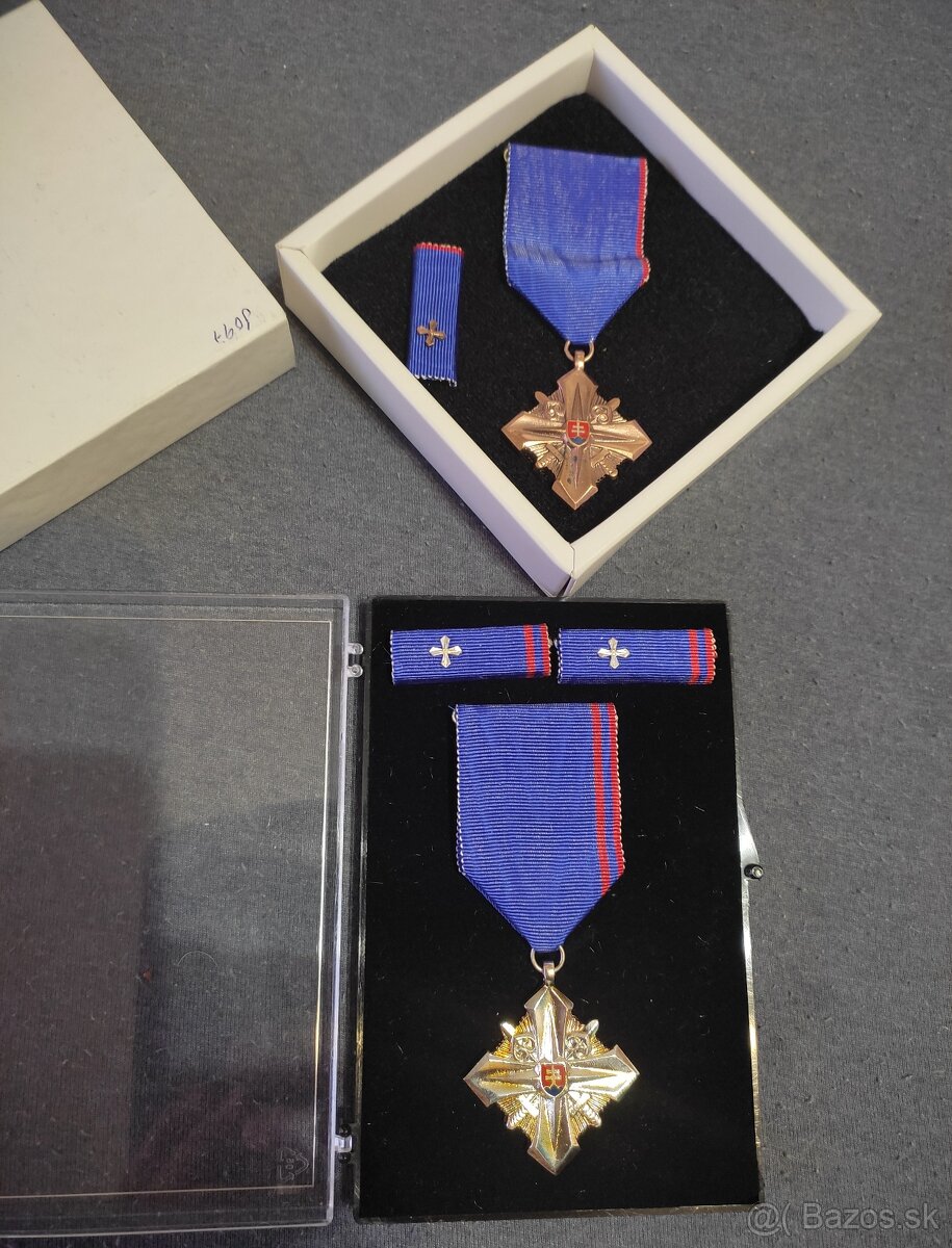 2 odznaky Padakovi specialisti a 2 odznaky za vernosť - 2