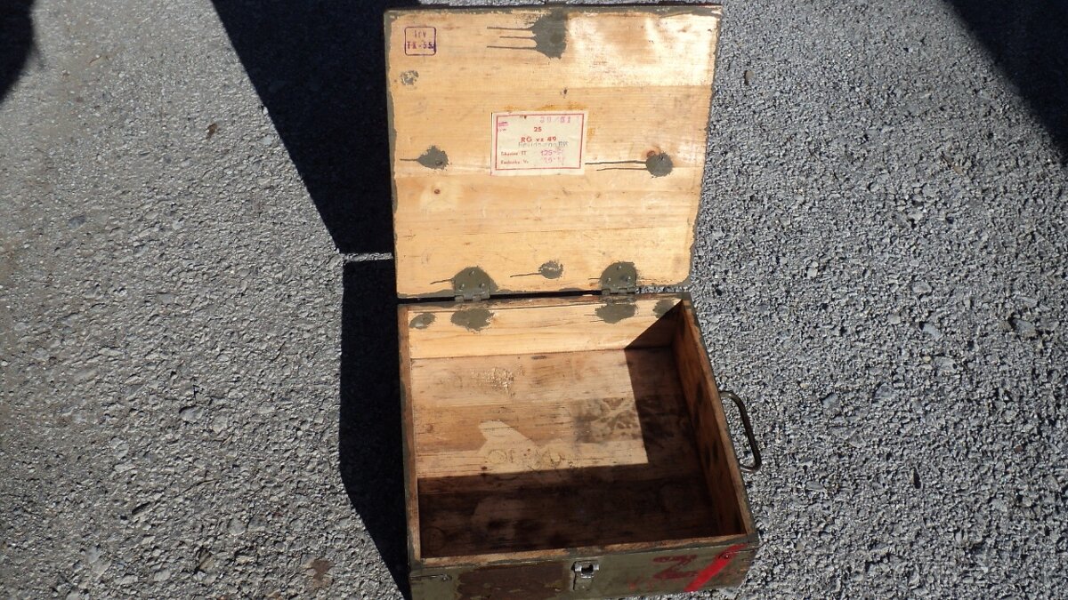 Vojenská bedňa + delekohľad,lampáše,.... - 2