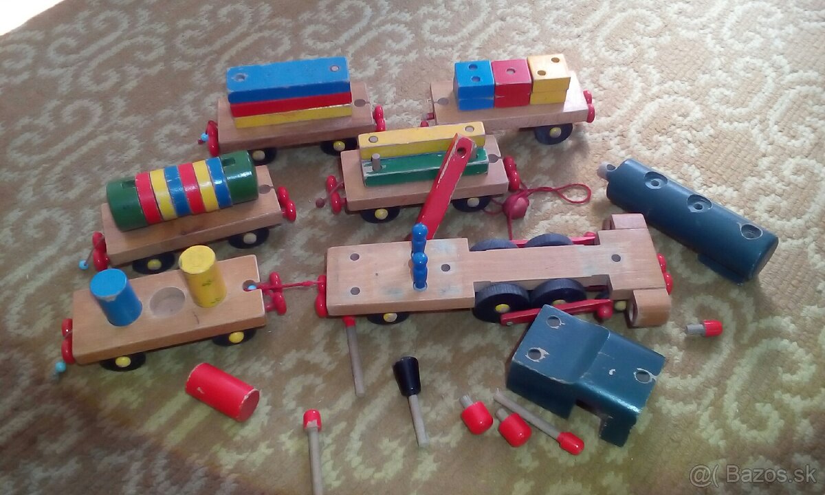 Stará drevená hračka vláčik. - 2