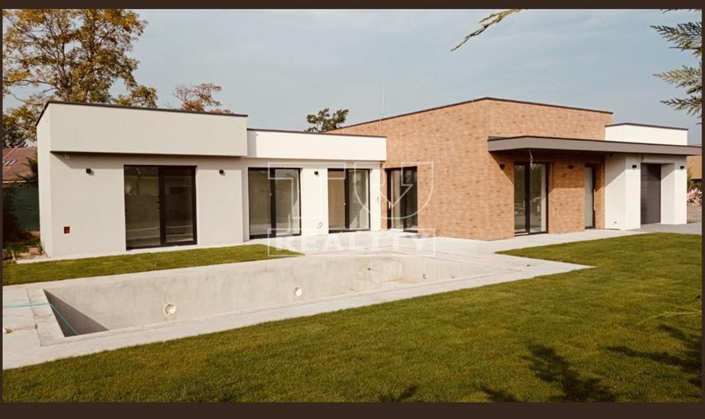 Moderný 4 izbový bungalovu bazénom a garážovej v... - 2