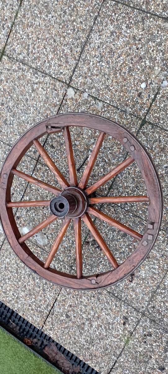 Staré drevené koleso 1 - 2