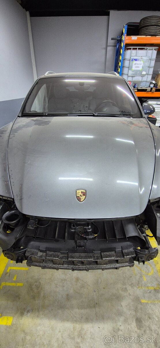 Porsche Cayenne 958 predná kapota - 2