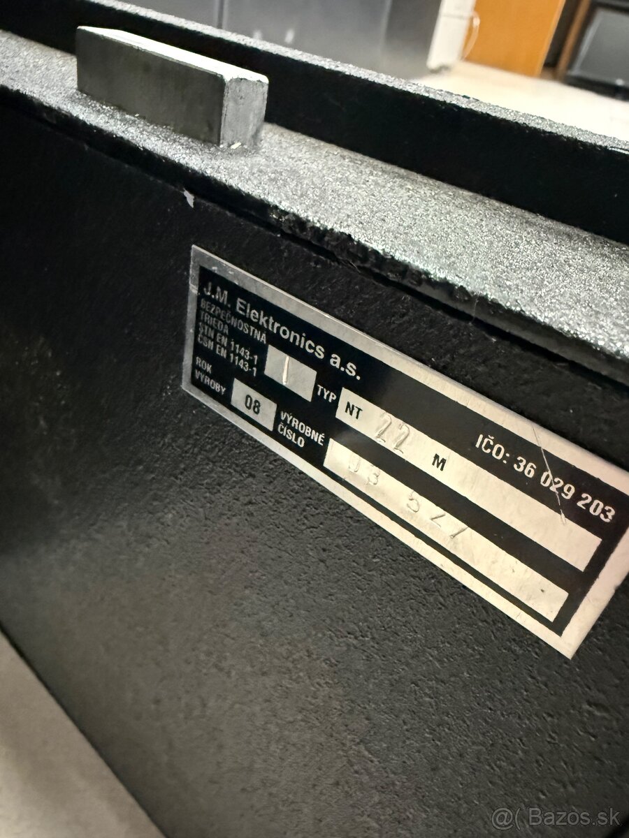 trezor - sejf na klúč SAFETRONICS - 2