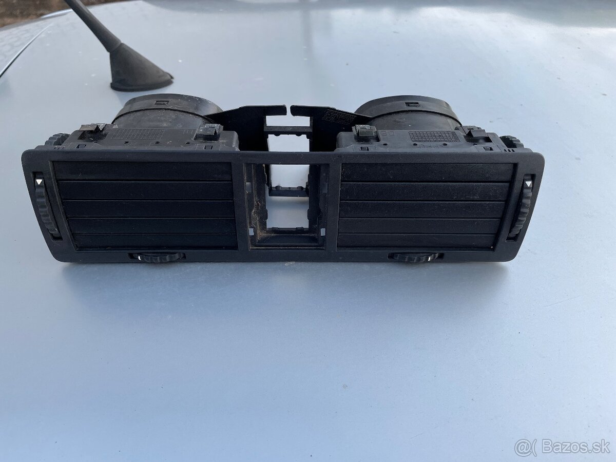 Stredovy vyduch octavia 1, neposkodeny, ma aj bocne - 2