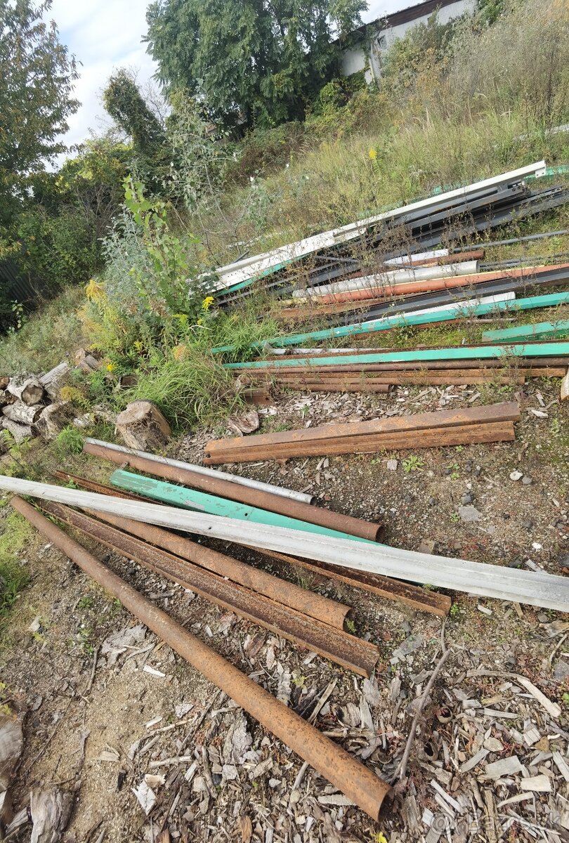 Železné rúry, roxory, stĺpiky, tyče.. Železný materiál - 2