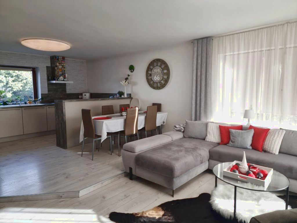 Exkluzívne na predaj RD s bazénom, garážou - 2