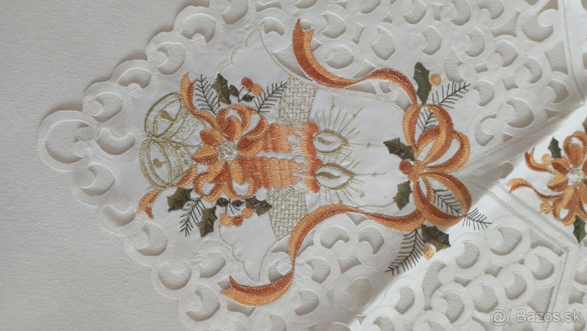 Vyšívaný biely vianočný obrus - 2